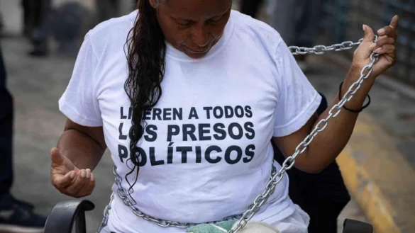 Familiares de presos políticos permanecen encadenados en Caracas