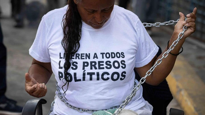 Familiares de presos políticos permanecen encadenados en Caracas