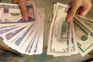 Banco Central de Cuba mantiene tasa oficial mientras el dólar informal consolida los 500 CUP.