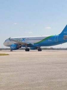 Retornan 116 migrantes irregulares desde Estados Unidos a Cuba en nuevo vuelo de deportación