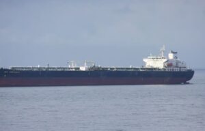 El Caribbean Alliance salió de Moa sin carga y pone rumbo a Matanzas: otro barco que no trae alivio