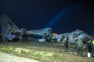 Accidente aéreo en Bolivia: avión se estrella contra una carretera al intentar aterrizar