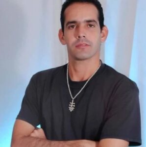 Diez años de cárcel para un profesor universitario en Cuba por escribir frases críticas con un marcador