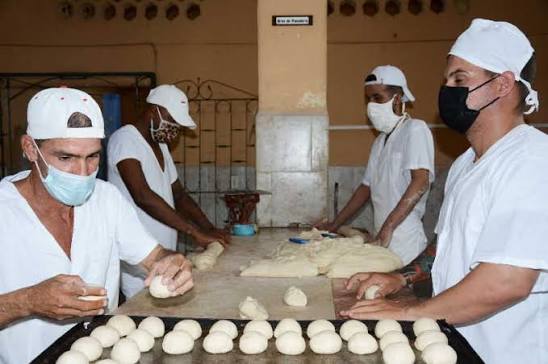 Guantánamo rescata los hornos de leña y el amasado a mano para que el pan no falte