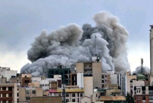 Golpe al corazón del régimen: Israel ataca la Asamblea de Expertos en plena votación para elegir al nuevo líder supremo