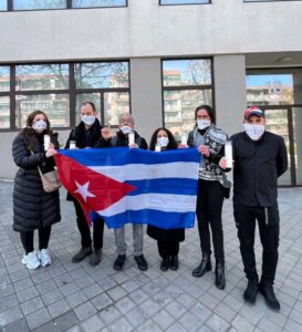 Exiliados cubanos vuelven a plantarse frente a Podemos en Madrid para denunciar el apoyo del partido morado al régimen de Díaz-Canel
