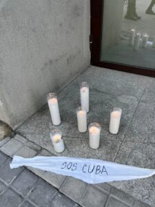 Exiliados cubanos vuelven a plantarse frente a Podemos en Madrid para denunciar el apoyo del partido morado al régimen de Díaz-Canel