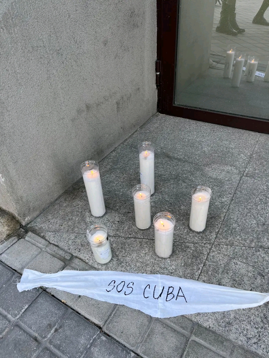 Exiliados cubanos vuelven a plantarse frente a Podemos en Madrid para denunciar el apoyo del partido morado al régimen de Díaz-Canel