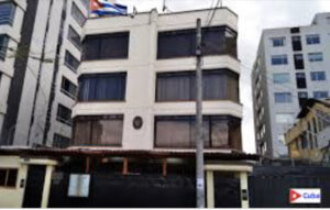 Cuba abandona su sede diplomática en Ecuador tras ser declarado persona non grata a su personal.