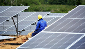 Entre apagones y promesas se prueba el primer sistema de almacenamiento de energía en baterías (BESS) en Cuba.