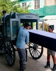 Carrozas fúnebres tiradas por caballos en Bayamo evidencian crisis en servicios funerarios