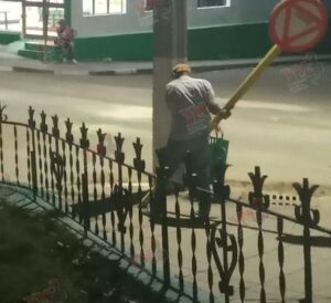 Hombre retira señal de “Pare” en San Luis sin autorización