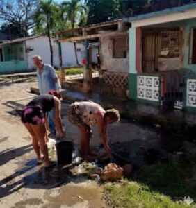 Vecinos de Bolondrón recurren a un salidero en la calle ante la crisis del agua en Matanzas