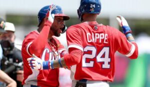 Política y béisbol se mezclan en el Clásico Mundial: aparece cartel "Abajo la Dictadura Díaz-Contados" durante el debut de Cuba en Puerto Rico