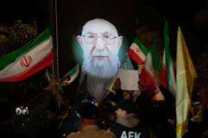 Mojtaba Jamenei asume como nuevo líder supremo de Irán en medio de la escalada bélica y las críticas por una "sucesión hereditaria"