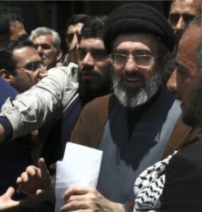 Mojtaba Jamenei asume como nuevo líder supremo de Irán en medio de la escalada bélica y las críticas por una "sucesión hereditaria"