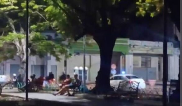 "El miedo cambió de bando": patrullas policiales rodean el parque El Curita en La Habana tras la hoguera de Morón