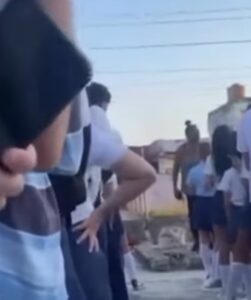 Maestra en Morón grita y amenaza a estudiantes en medio de las protestas contra el régimen cubano: “Esto no es una dictadura”