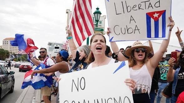 "Make Cuba Great Again": Hialeah se viste de esperanza y exige el fin de 67 años de comunismo en una histórica manifestación