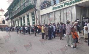 El calvario de los ancianos en Cuba: pensiones que no alcanzan y filas interminables bajo la oscuridad