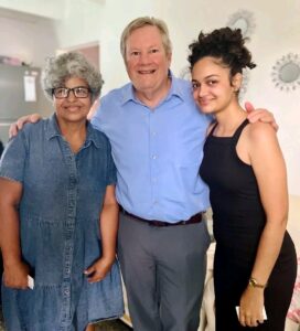 Mike Hammer visita a la influencer cubana Anna Bensi bajo reclusión domiciliaria y la califica de "joven valiente"