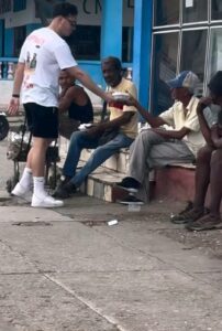 Arreglando lo que el grandfather destruyó: Sandro Castro reparte comida en La Habana y desata una ola de críticas en redes sociales