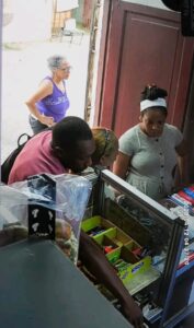 Cámaras de seguridad captan a un hombre robando dinero en un negocio de La Habana Vieja.