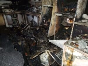 Una explosión de batería provoca incendio en Colón: dos personas rescatadas sin lesiones