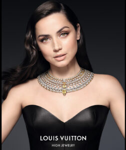 Ana de Armas celebra sus 38 años en la cima de Hollywood con una campaña de lujo inolvidable.