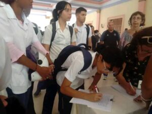 El régimen cubano utiliza las escuelas para recolectar firmas de apoyo bajo coerción, denuncia el Observatorio de Libertad Académica