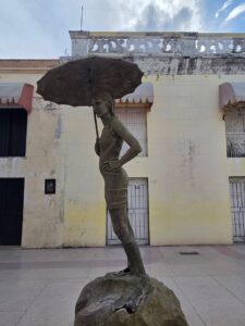 Escultura en riesgo en Holguín: abandono institucional pone en peligro a peatones y patrimonio