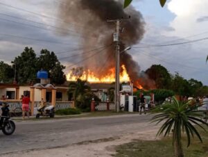 Incendio en Playa Girón: Alarma tras presunta explosión de baterías en Matanzas