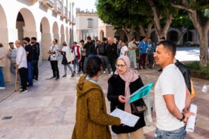 Caos y largas filas marcan el inicio del proceso de regularización de migrantes en España: la alta demanda supera todas las previsiones