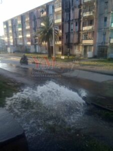 Denuncian rotura de tubería de agua en el reparto Micro 9 por más de un mes