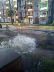 Denuncian rotura de tubería de agua en el reparto Micro 9 por más de un mes