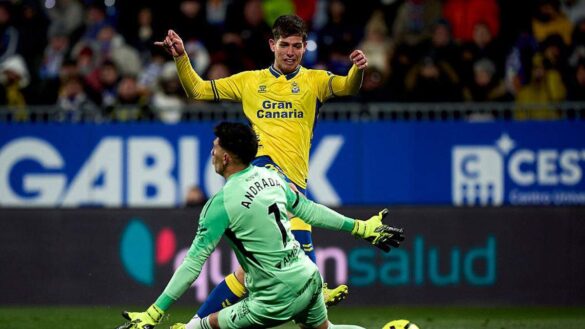 ¿Fútbol o boxeo? El portero Esteban Andrada noquea a un rival tras ser expulsado y desata una batalla campal