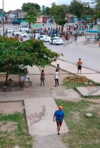 Pelea a machetazos causa alarma en las inmediaciones de La Barca de Oro, Santiago de Cuba