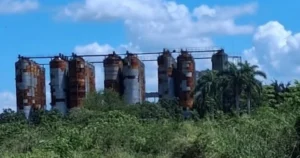 "Otra joya que se cae a pedazos": cubanos lamentan el abandono de la emblemática fábrica de cervezas Tínima en Camagüey
