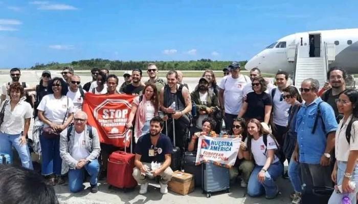 "Turismo ideológico" en pleno colapso: un nuevo convoy de activistas internacionales recorre el oriente de Cuba