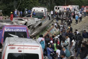 Atentado con explosivos en Colombia deja muertos y decenas de heridos
