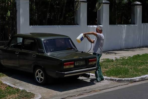 18,000 pesos por tres litros: el precio de la gasolina en el mercado negro cubano se dispara a 6,000 por litro