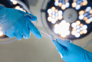 Acusan de homicidio a médico en Florida tras grave error quirúrgico