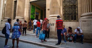 "Pagar por sacar tu propio dinero": el Banco Metropolitano estrena comisión para retiros de BPA y BANDEC