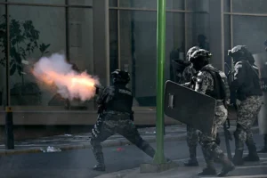 Protestas en Bolivia: violentos enfrentamientos de mineros con la Policía en La Paz y crecientes pedidos de renuncia contra Rodrigo Paz