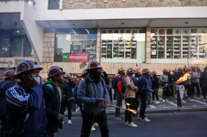 Protestas en Bolivia: violentos enfrentamientos de mineros con la Policía en La Paz y crecientes pedidos de renuncia contra Rodrigo Paz