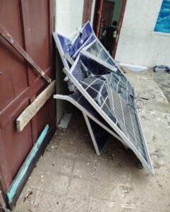 Tormenta local severa destruye paneles solares de parroquia en Palma Soriano