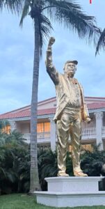 Inauguran estatua dorada de Donald Trump en su club de golf en Florida