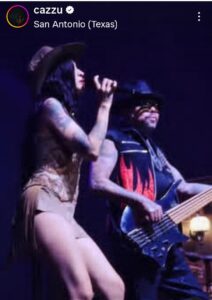 Cazzu rompe en llanto tras ser coronada por A.B. Quintanilla en emotivo homenaje a Selena en Texas