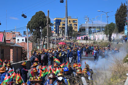 Protestas en Bolivia: violentos enfrentamientos de mineros con la Policía en La Paz y crecientes pedidos de renuncia contra Rodrigo Paz
