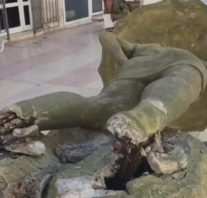 Colapsa escultura La mujer con sombrilla en el boulevard de Holguín